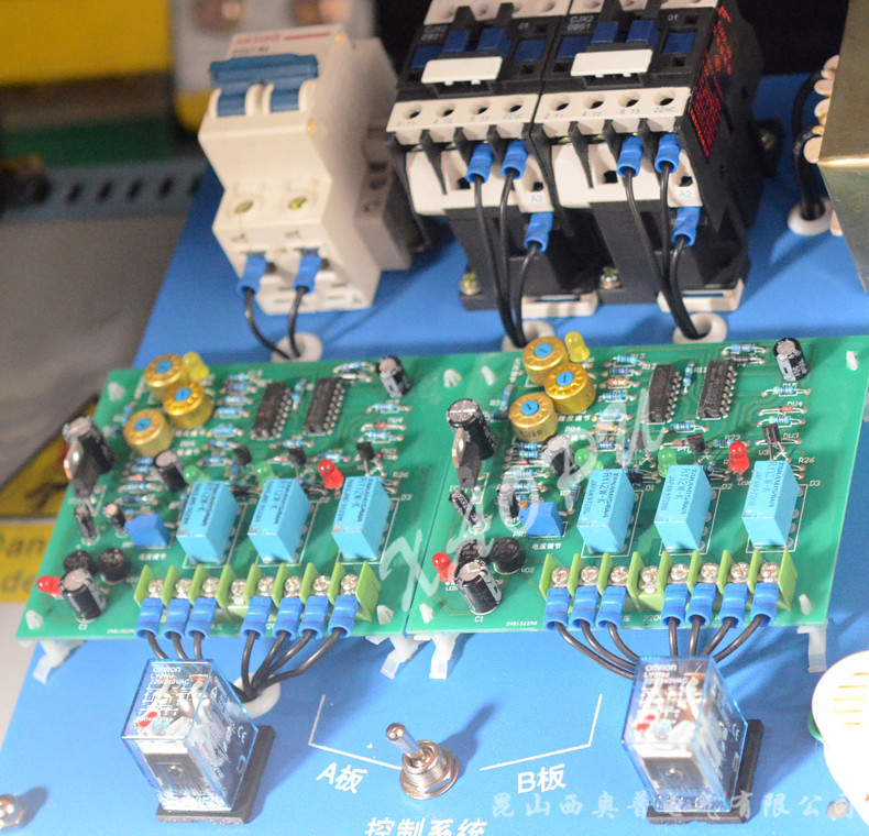 SBW-600KVA三相全自動補償式大功率電力柱式穩壓器柜